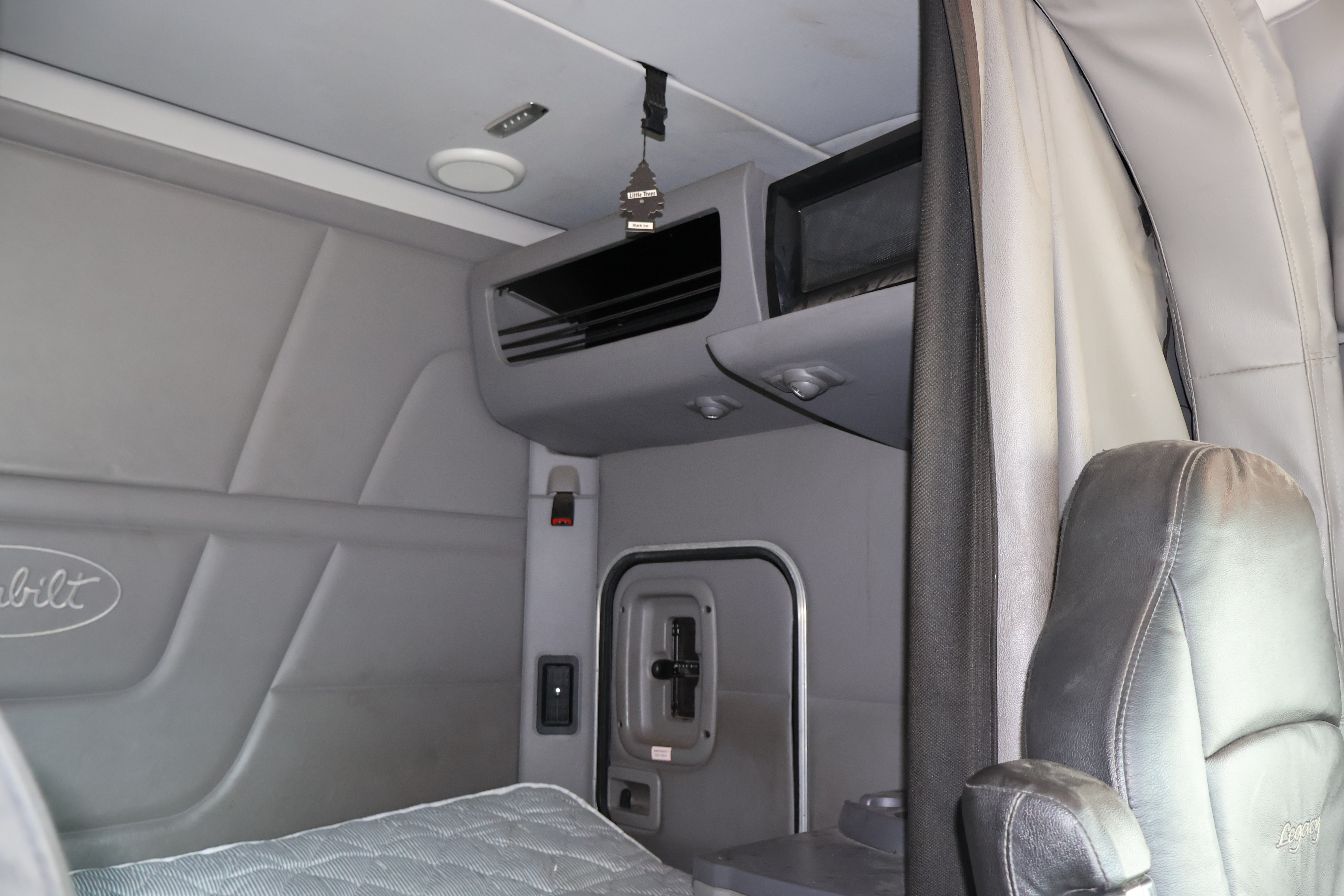 2016 PETERBILT 579 - Image 28